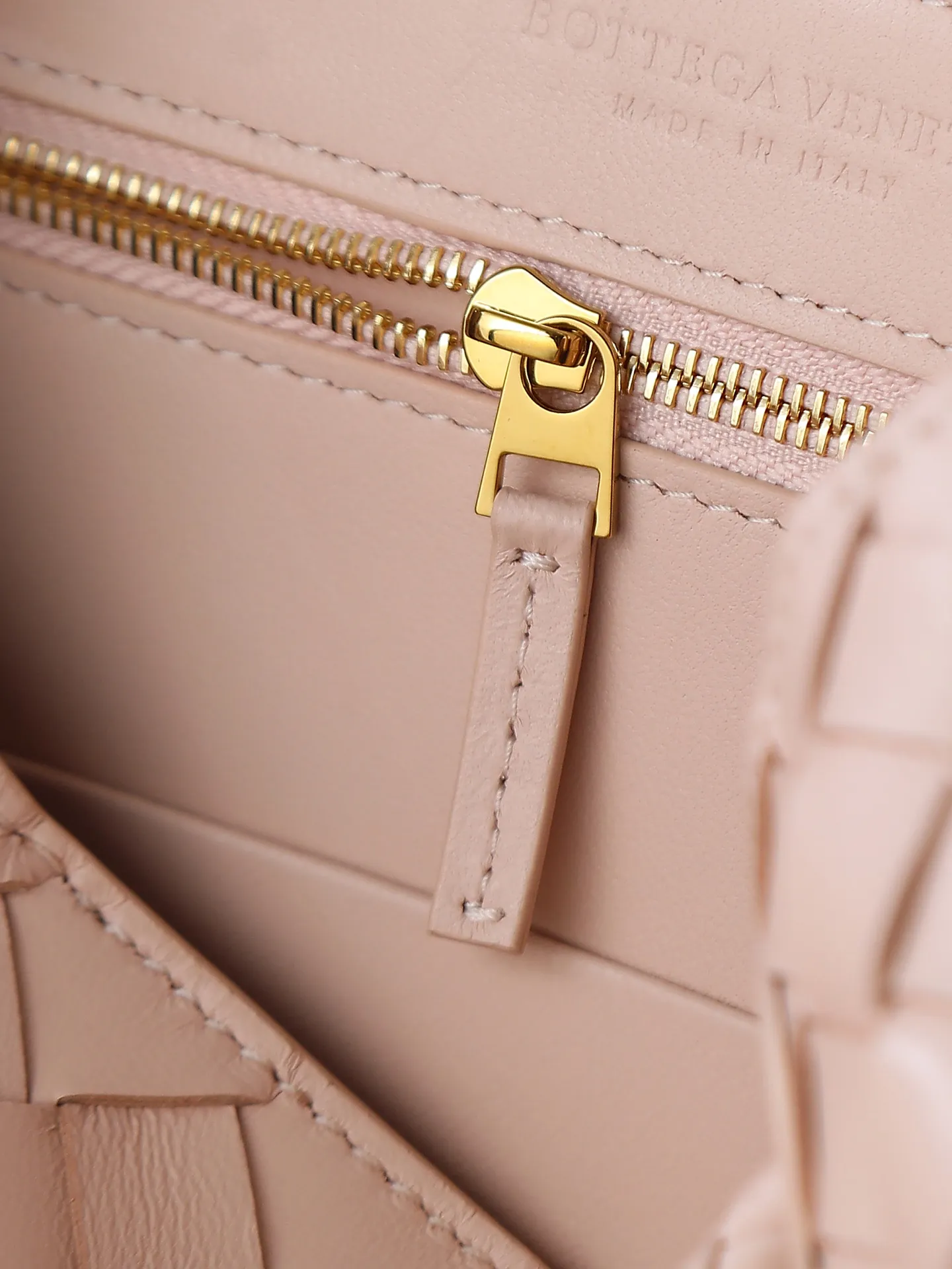 1300. Andiamo is shipping‼ ️Really popular🔥The new Andiamo woven handbag launched by Bottega Veneta this season is really popular all over the world! ! Celebrities at home and abroad have worn it, and Oscar-winning actress Michelle Yeoh has taken it out on the street. Song Jia, Trai Yala, Yu Feihong, Sanji Ayaka, Rosie Hunting-Whiteley, Yoshioka Riho, etc. have all worn this bag. It is classic and versatile and shows off your temperament, and the bag capacity is also large, which is very convenient for daily commuting! ! A variety of carrying methods, the shoulder straps can be adjusted by yourself, the original lambskin feels soft and delicate, and the unisex style breaks the gender boundaries and brings a more practical and long-lasting use experience. Andiamo, which has both elegant and casual styles, perfectly interprets the true appearance of "fashionable old money style". Style number: 766014 Size: 25*22*10.5cm